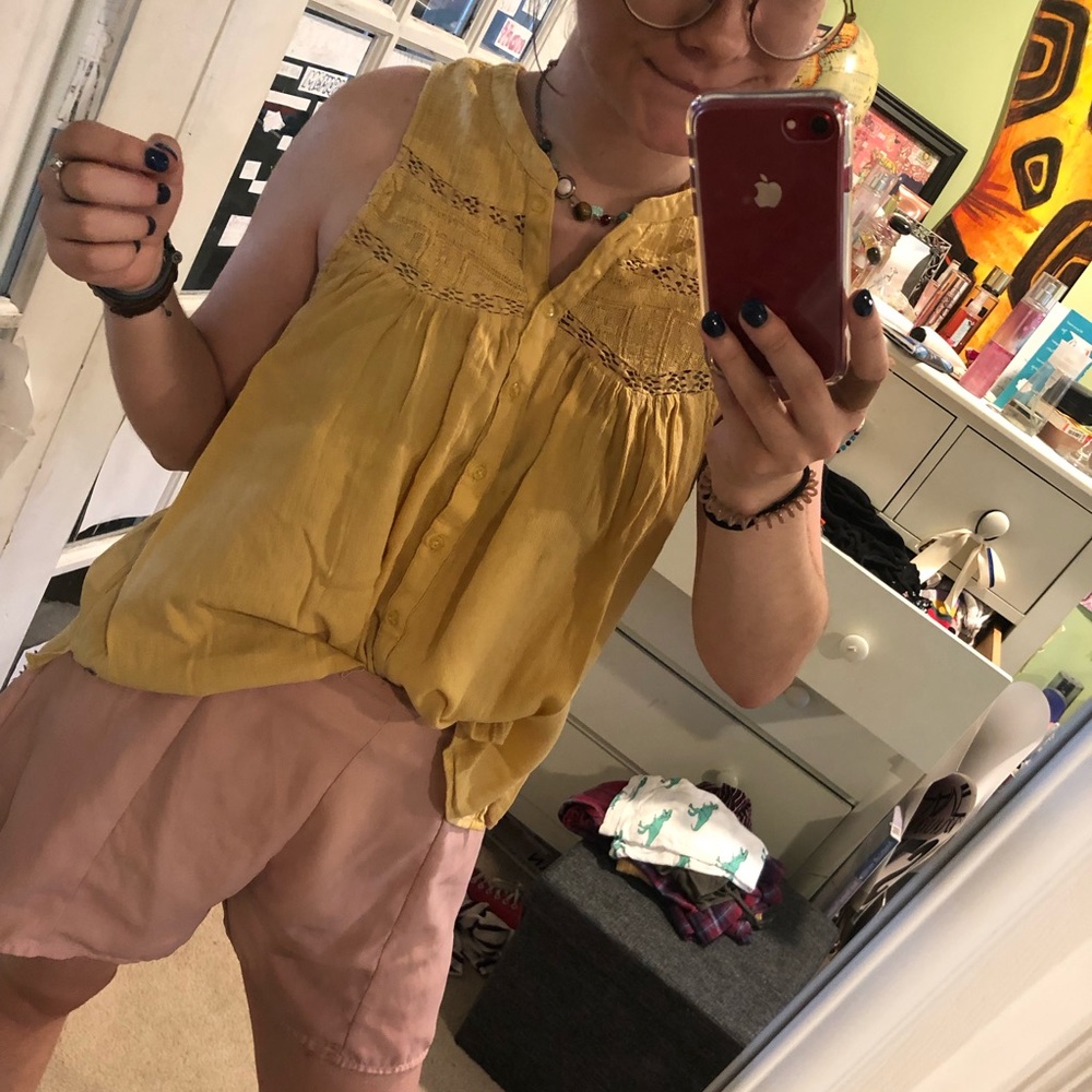 Sleeveless yellow top